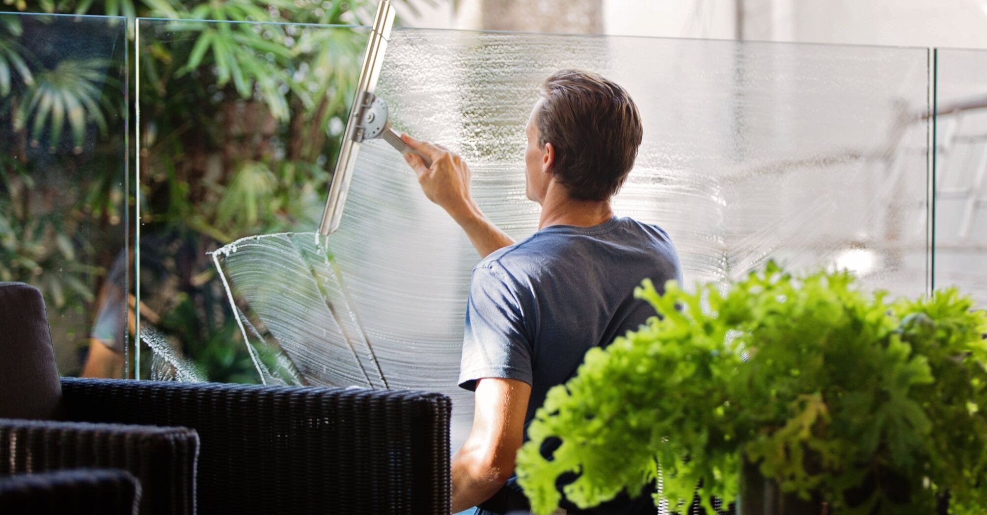 How tea bags can help wash windows without streaks: a strange but effective life hack