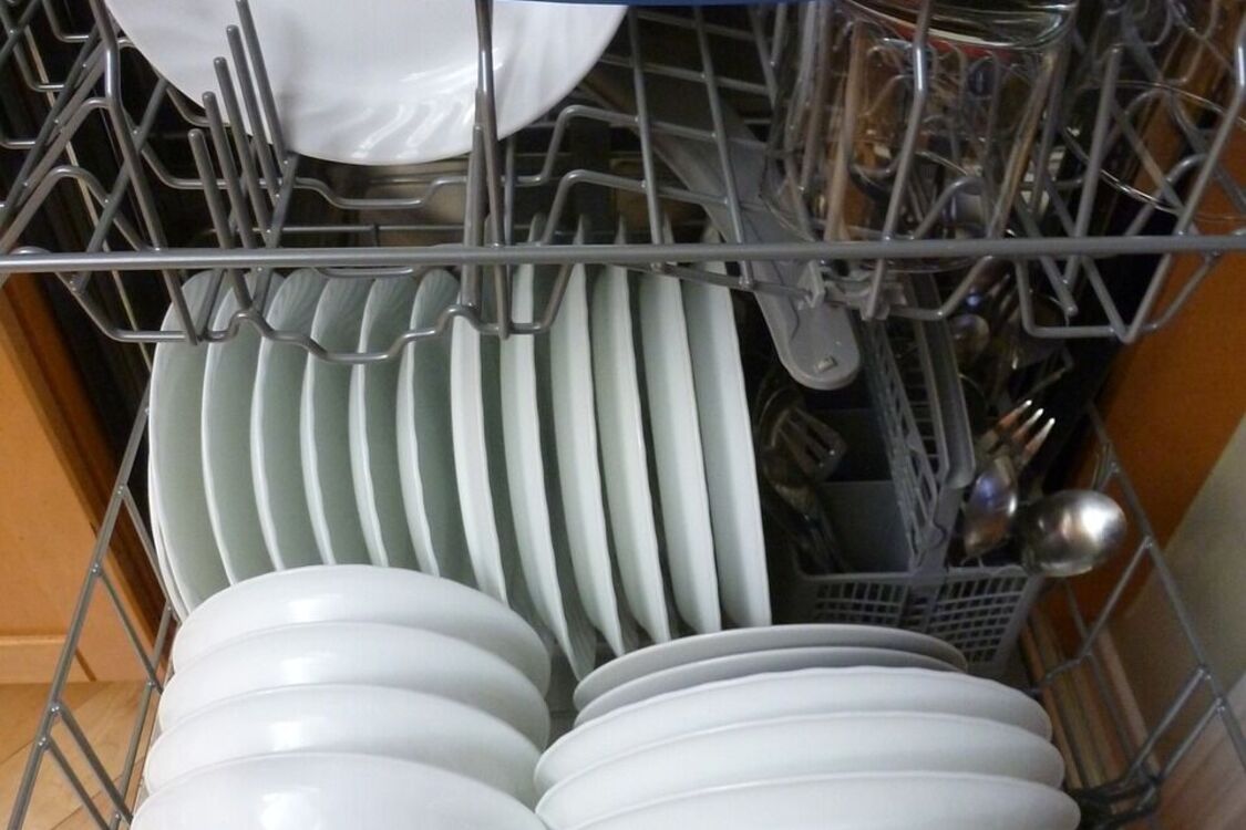 Як фольга допоможе під час миття посуду в машинці: цікаві лайфхаки
