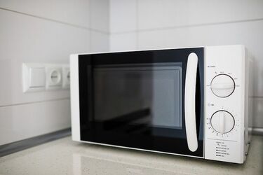 Как убрать неприятный запах из микроволновки: 4 средства для достижения чистоты