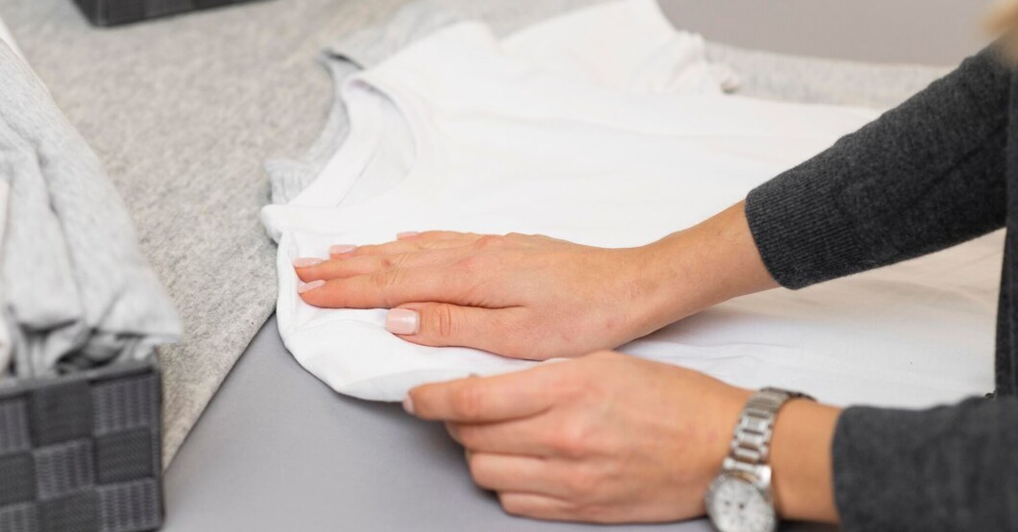 Как погладить мятую одежду без утюга: 4 действенных способа