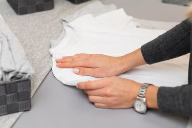 Как погладить мятую одежду без утюга: 4 действенных способа