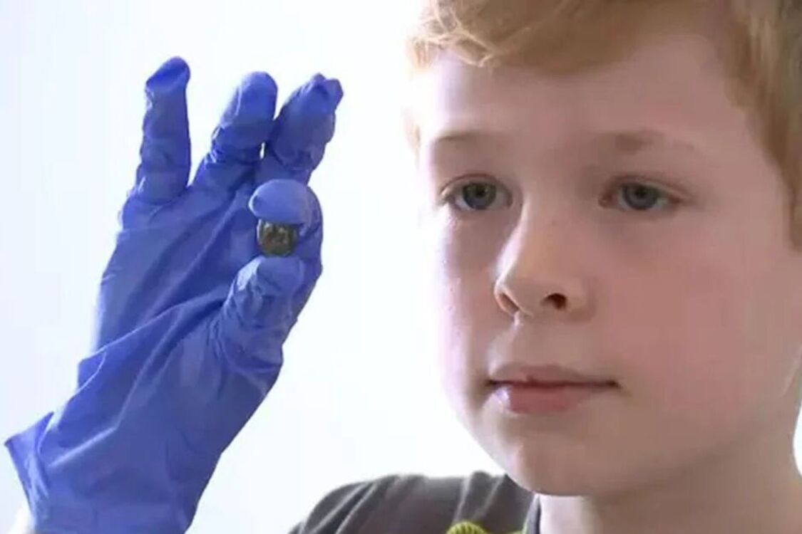 Ребенок нашел в песочнице римскую монету, которой 1800 лет (фото)