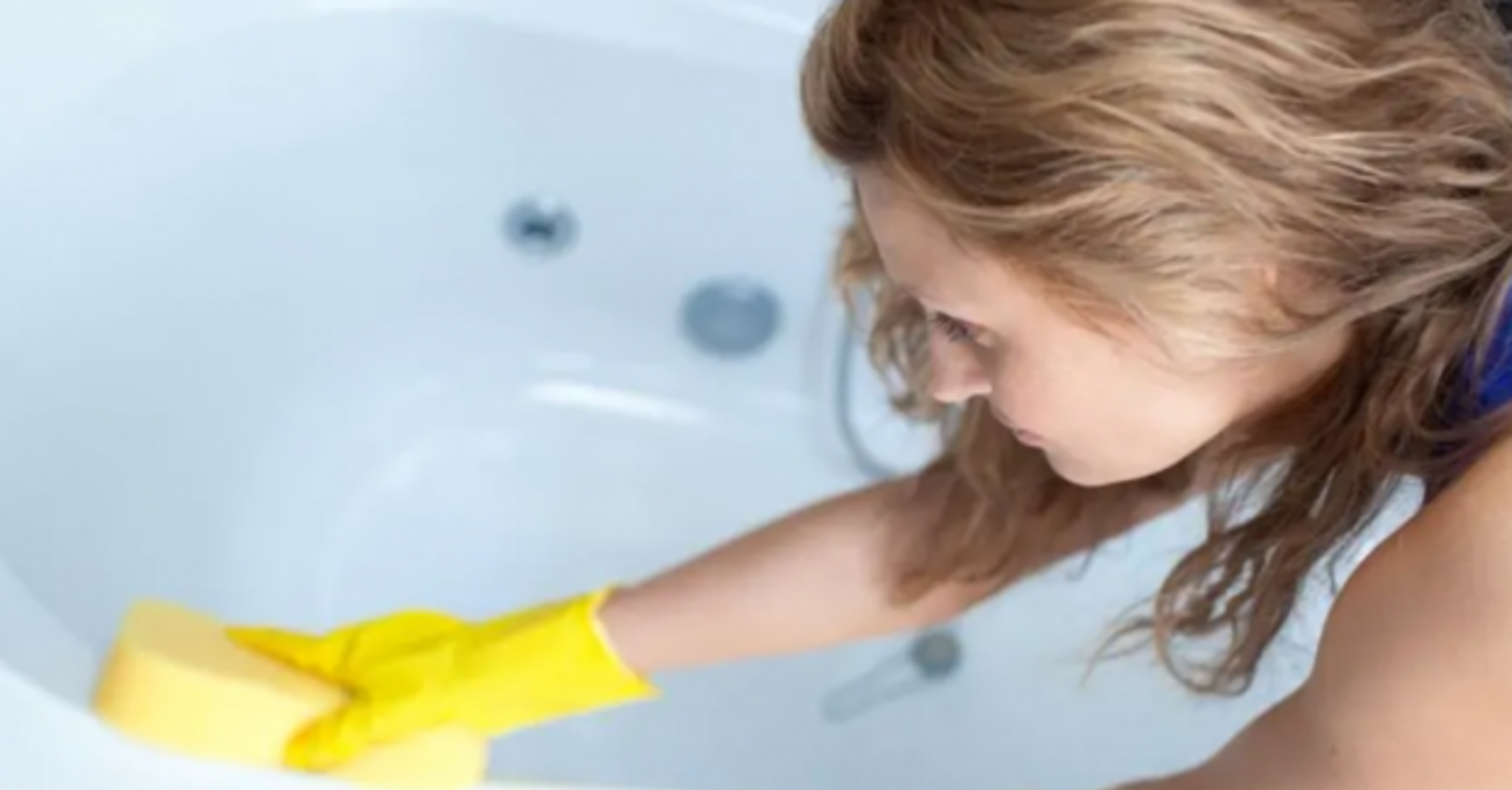 How to easily clean an acrylic bathtub