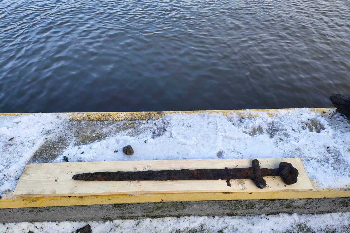В Польше из реки Висла выловили уникальный старинный меч (фото)