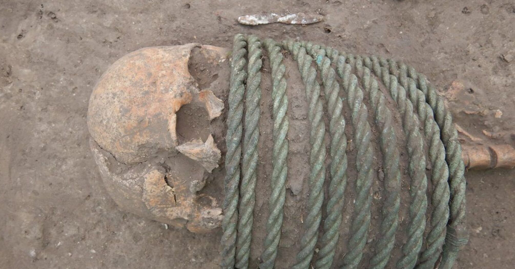 Под Киевом нашли могилы женщин, похороненных с кольцами на шеях и ведрами на ногах (фото)