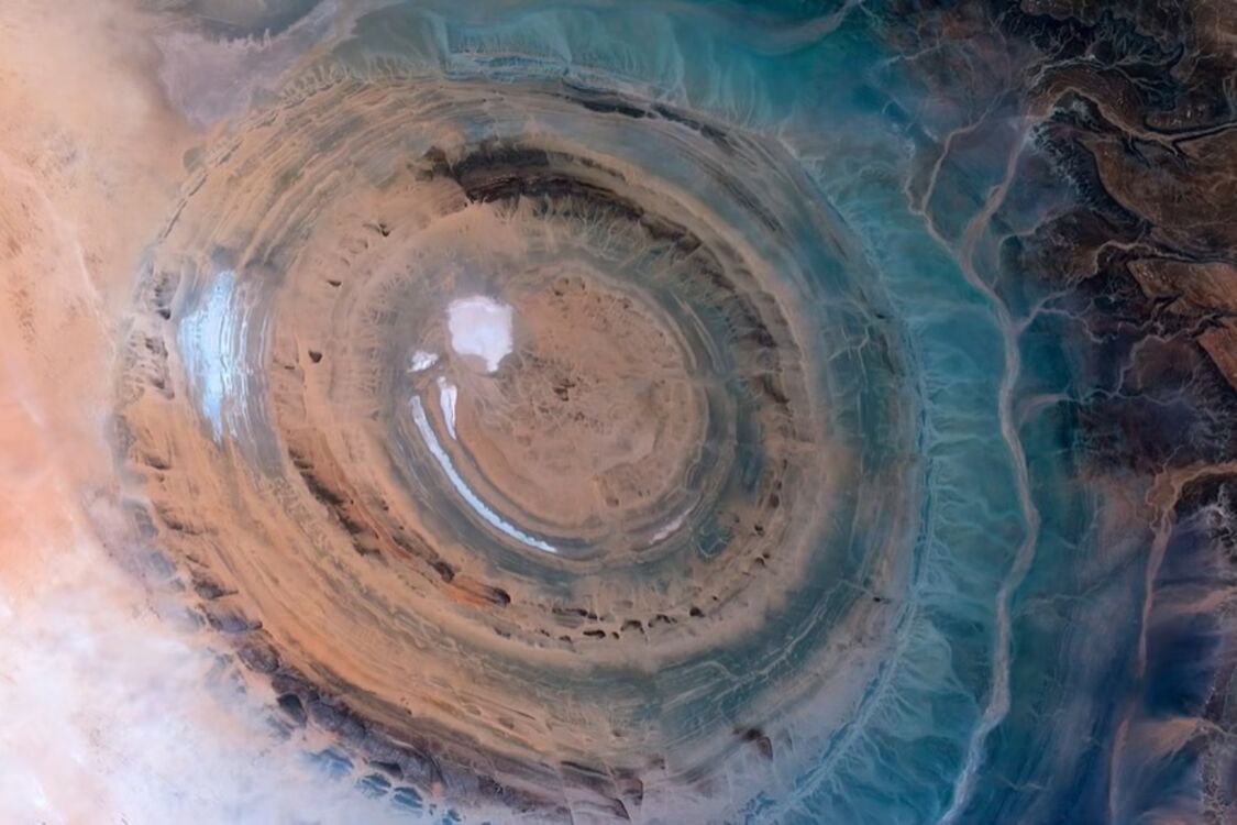 Видно даже из космоса: в пустыне Сахара заметили гигантский глаз (видео)