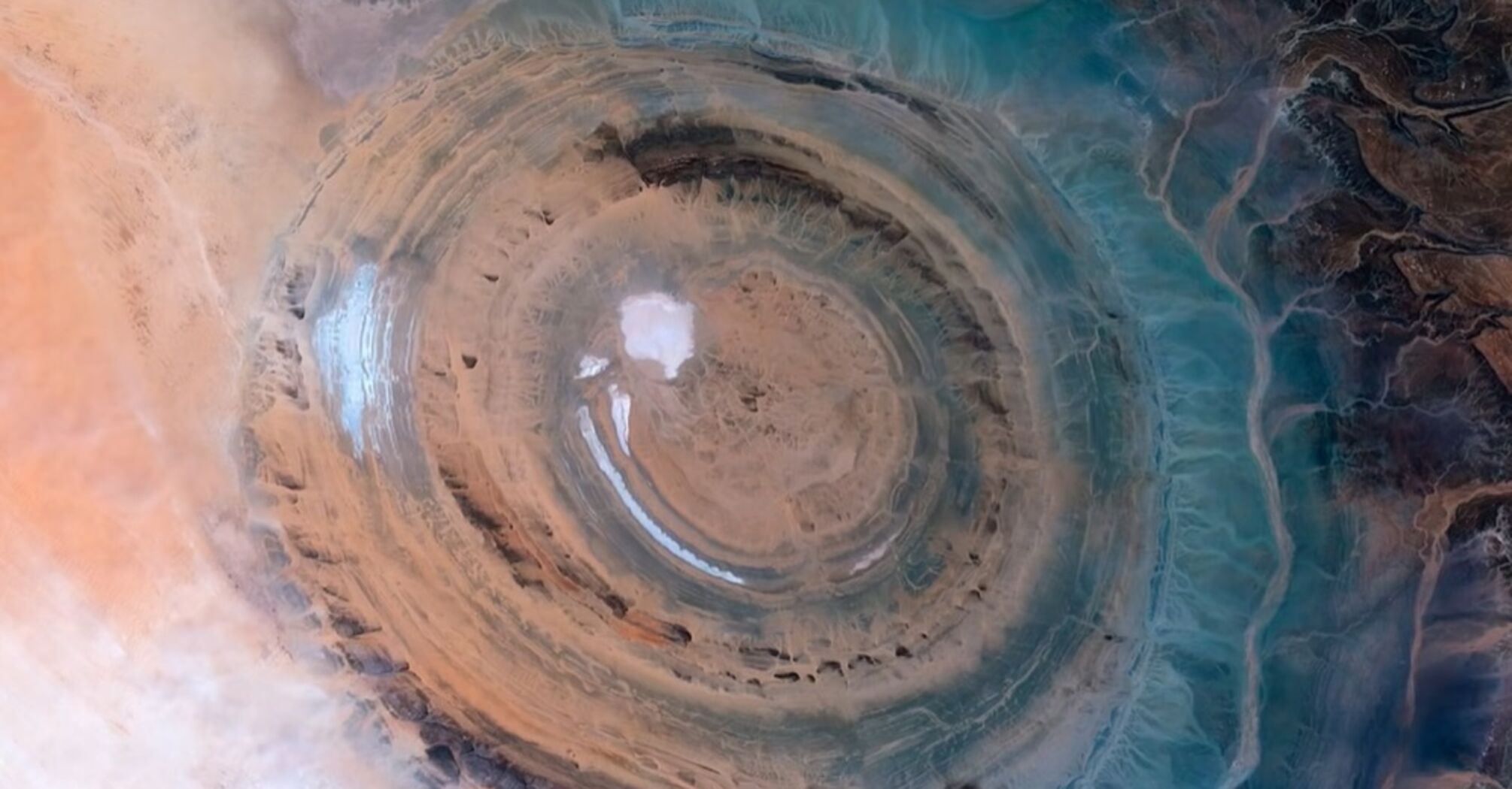 Видно даже из космоса: в пустыне Сахара заметили гигантский глаз (видео)
