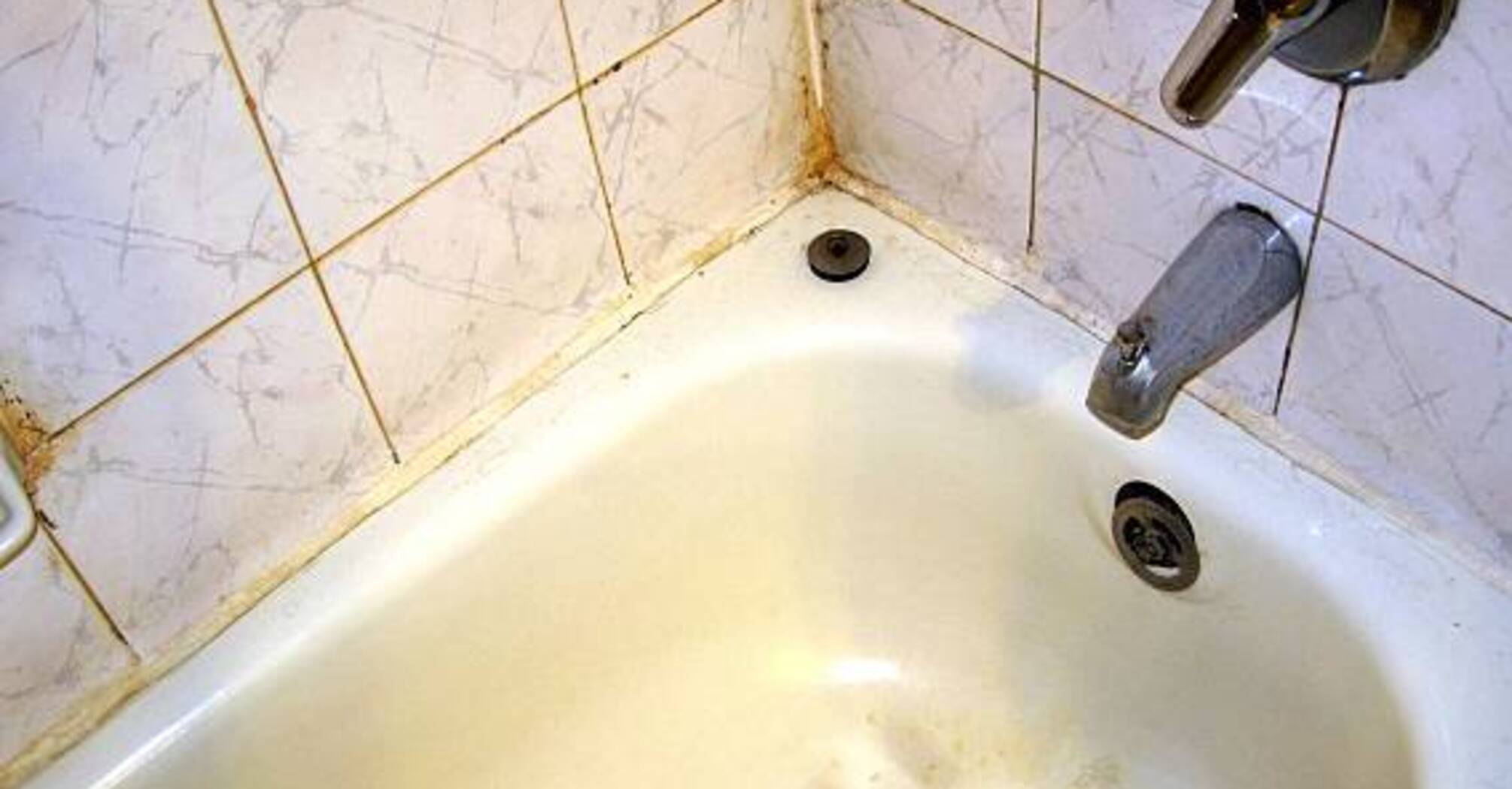 Как избавиться от пятен от налета в ванной комнате и на кухне: 3 простых лайфхака
