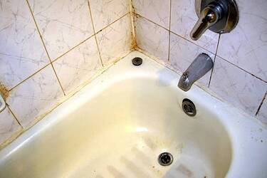 Jak pozbyć się plam z kamienia w łazience i kuchni? 3 proste sposoby na życie