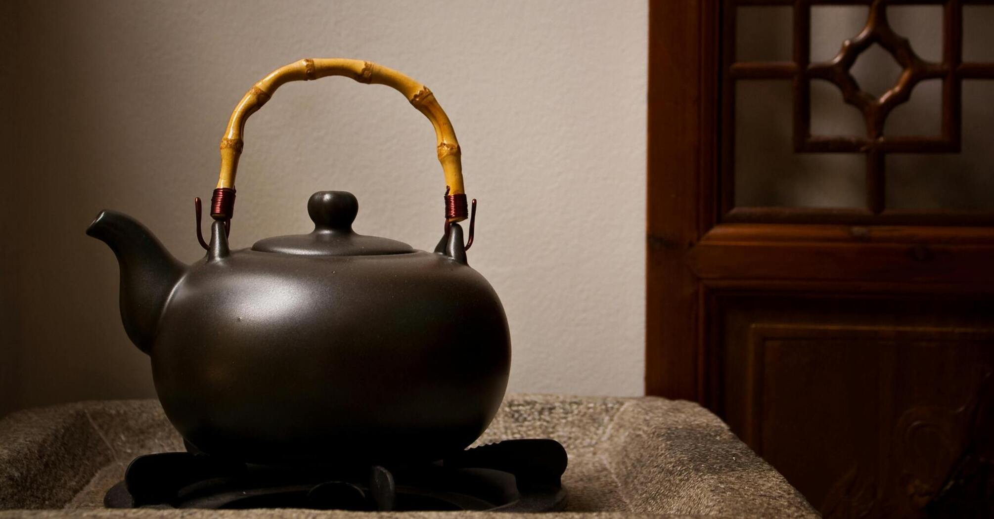 How to clean the kettle from grease and soot: 3 useful life hacks