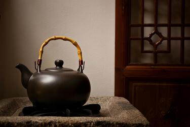How to clean the kettle from grease and soot: 3 useful life hacks