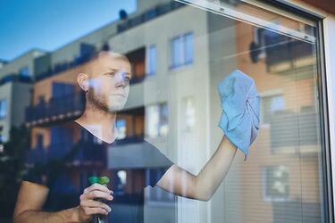 Okna nigdy nie będą idealnie czyste: typowe błędy podczas czyszczenia szyb
