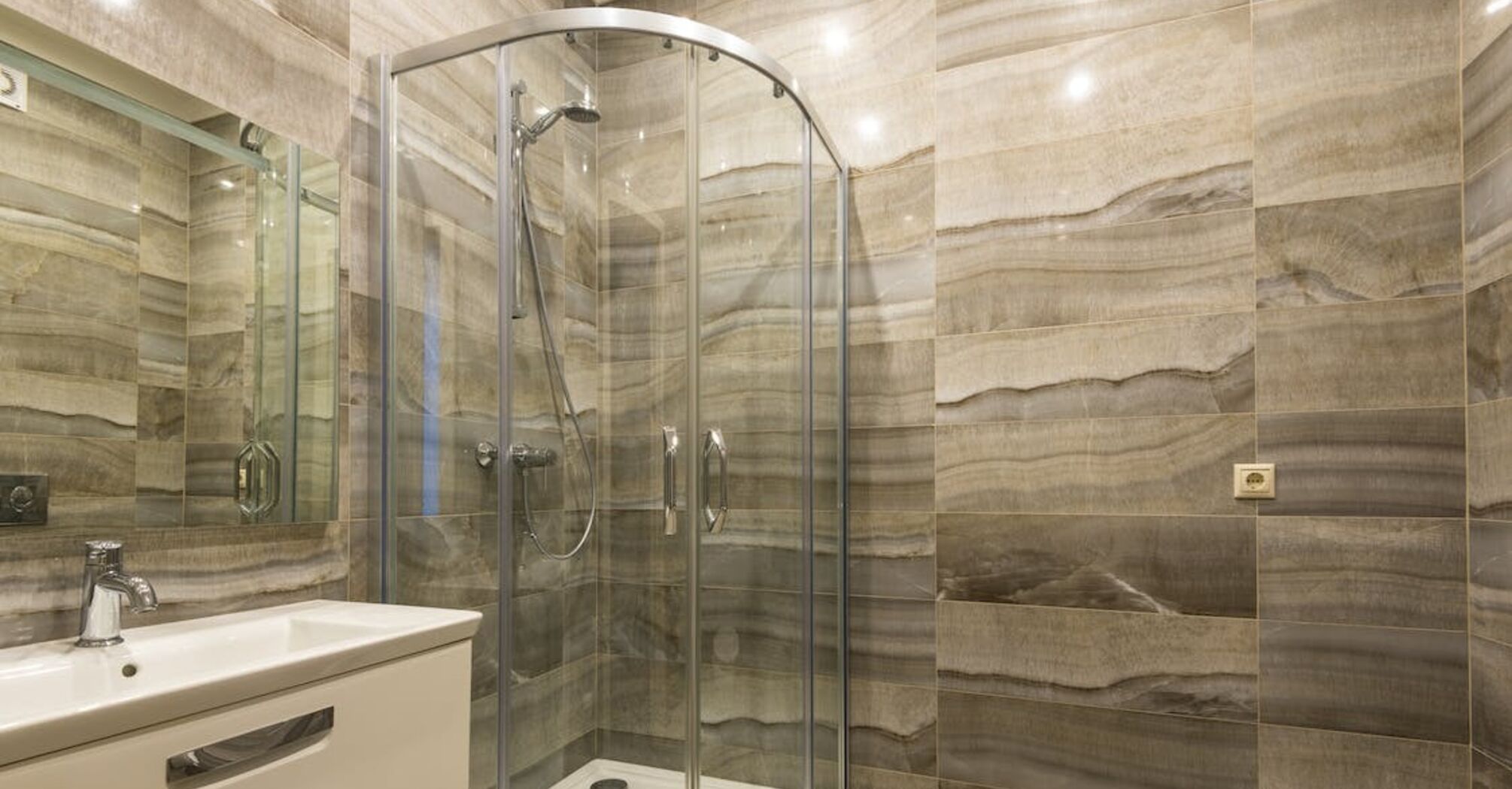Переваги та недоліки душових кабін: що потрібно враховувати 