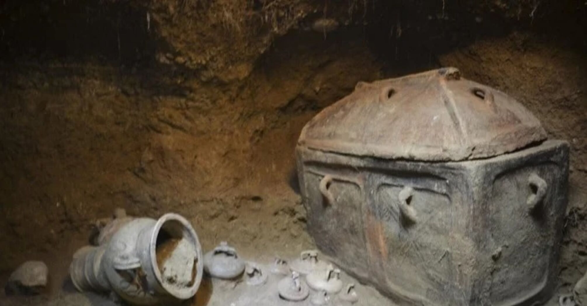 A 3400-year-old Minoan tomb discovered in Crete (photo)