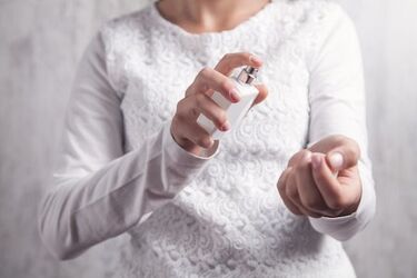 Как удалить пятна от духов из одежды: Три натуральных средства