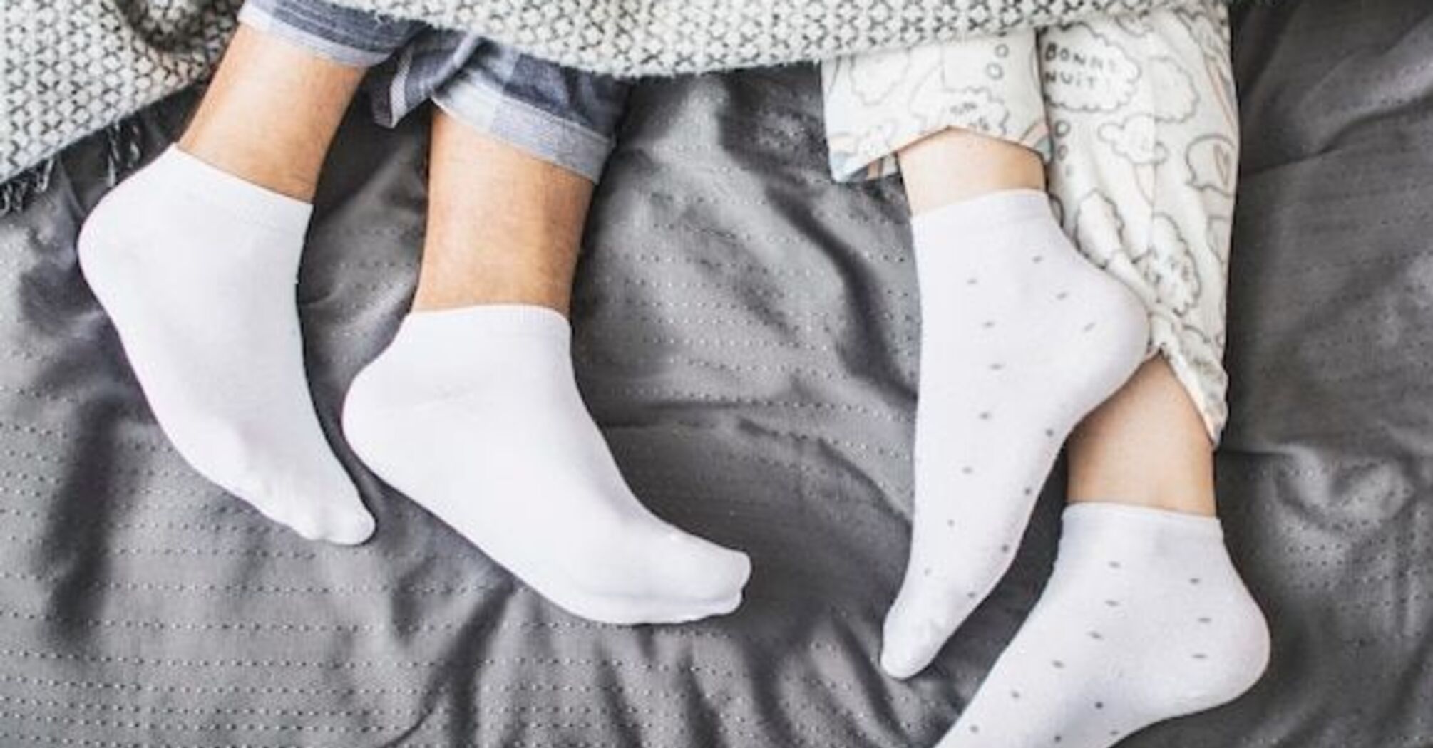 Как сохранить белый цвет носков во время стирки: 4 простых способа