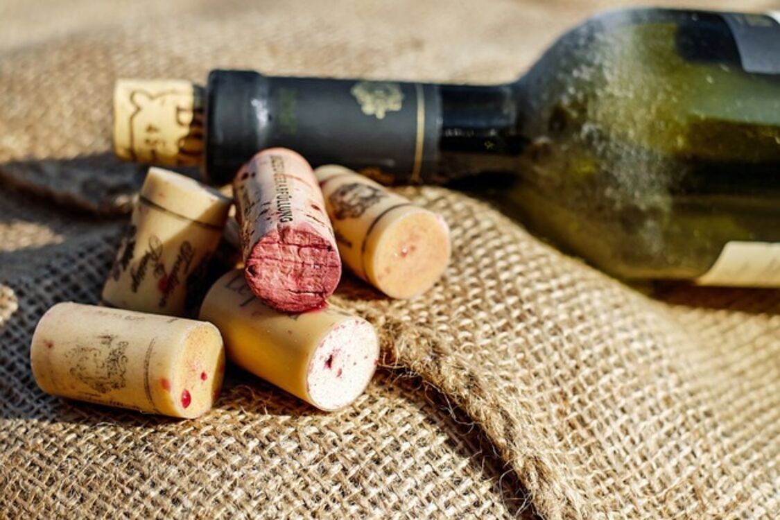 Как откупорить бутылку вина без штопора: необычные способы