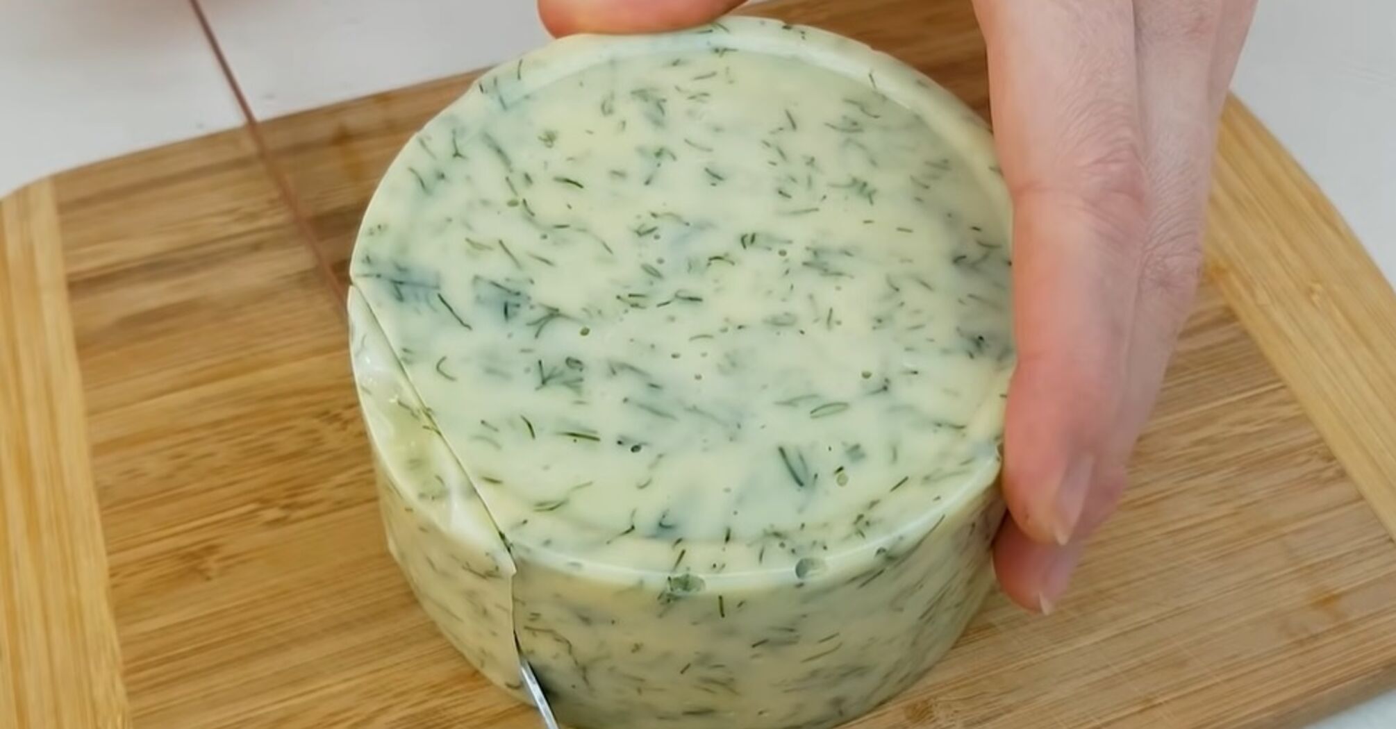 4 ingredients and 10 minutes of work: how to make delicious homemade cheese (video)