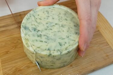 4 ingredients and 10 minutes of work: how to make delicious homemade cheese (video)