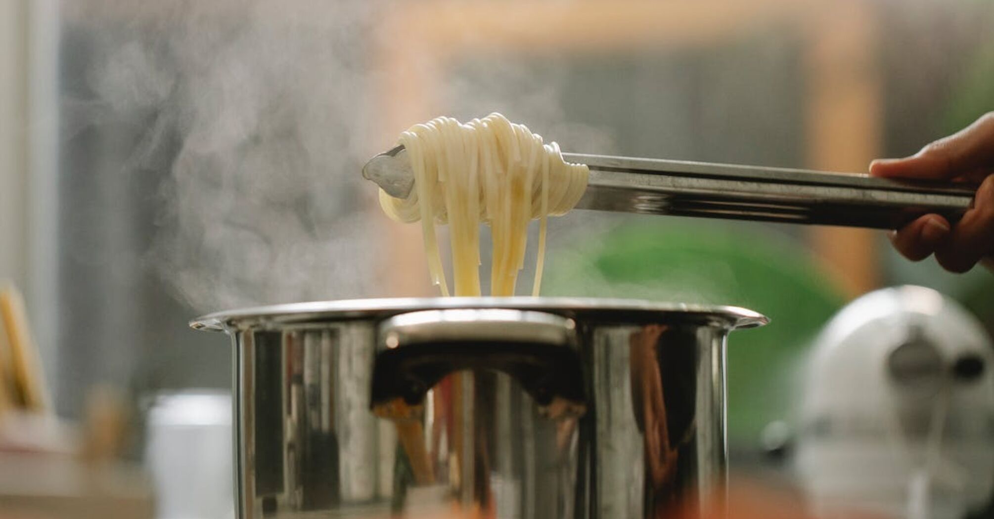 Эксперты объяснили, почему сливать воду из макарон в раковину — плохая идея