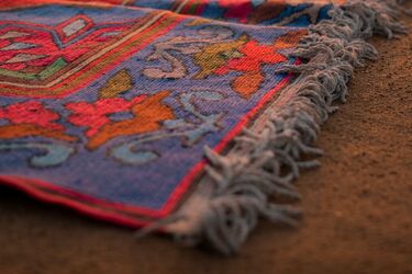 Так делали наши предки: что подсыпать под дверной коврик, чтобы не пустить в дом нищету