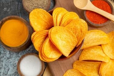 Діти будуть у захваті: як приготувати хрусткі чипси з картоплі за декілька хвилин (відео)