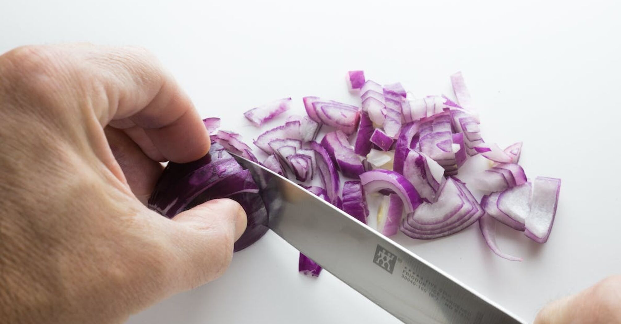 How to cut onions without tears: professionals recommend using cold