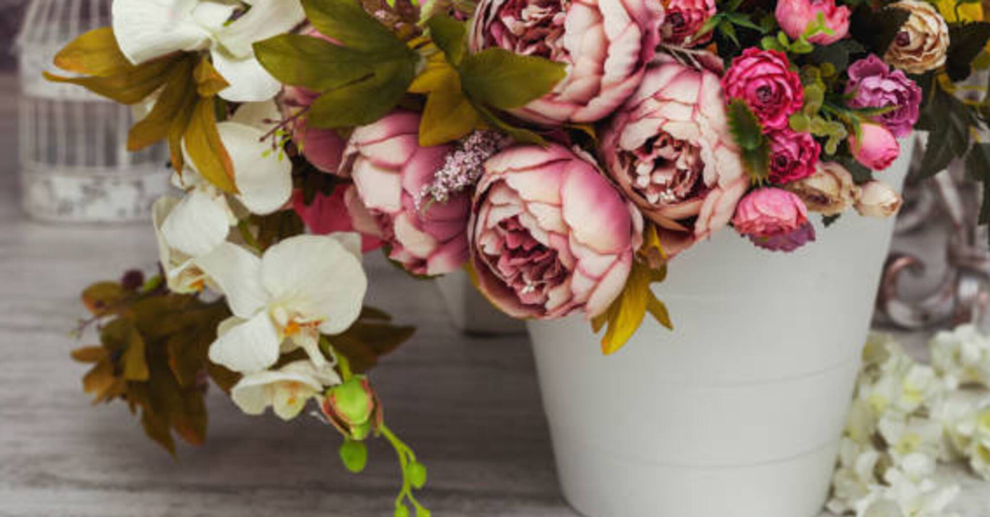 Usage of artificial flowers for decoration: advantages and disadvantages