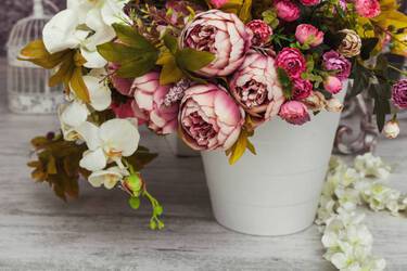 Usage of artificial flowers for decoration: advantages and disadvantages