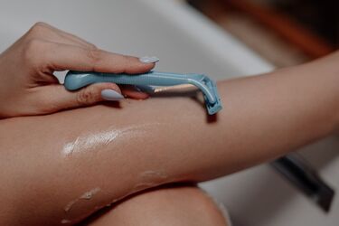 Воскова епіляція чи шугаринг: Яку процедуру обрати