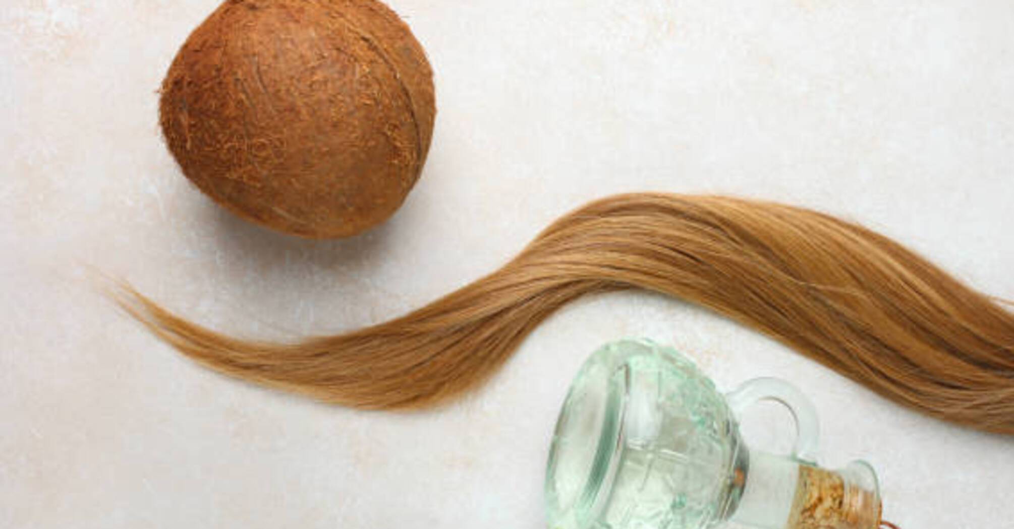 Чому потрібно кокосову олію наносити на волосся