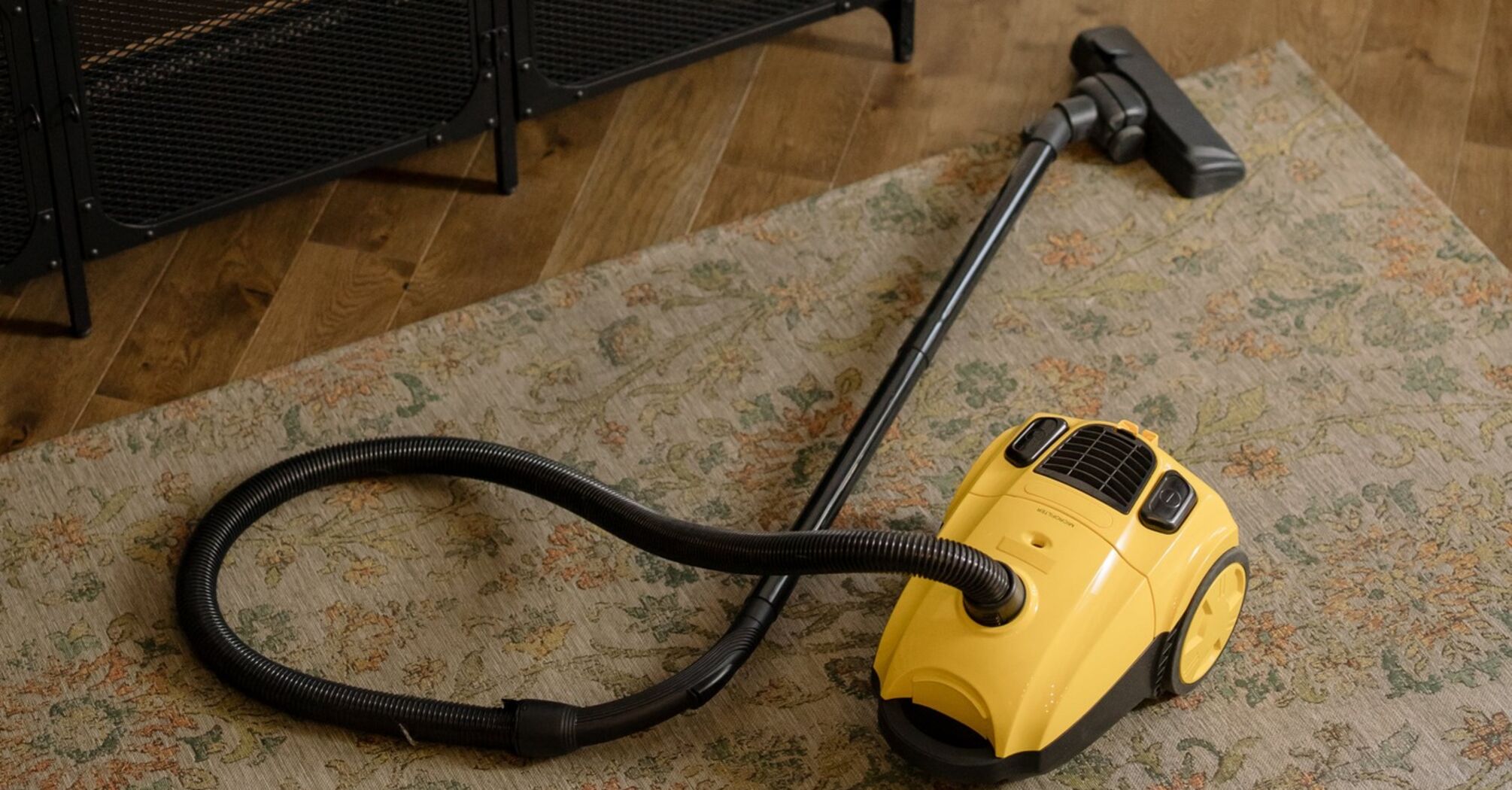 How to remove an unpleasant odor in a vacuum cleaner: 5 effective tips