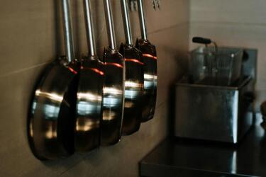 Four effective ways to clean burnt pans without chemicals: all you need is salt and foil