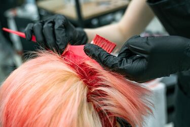 Парикмахеры назвали 'гадкие' цвета для волос, которых следует избегать всем женщинам 