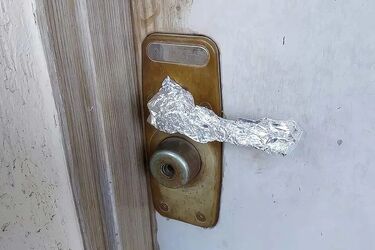 Для чего дверные ручки обматывают фольгой: никогда не догадаетесь