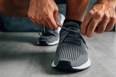 Как избавиться от неприятного запаха и влаги в обуви: 5 интересных советов