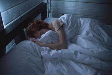 Scientists have named the ideal time for night rest: it will protect against dangerous diseases