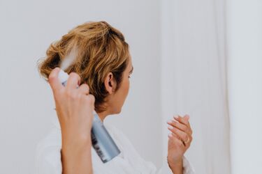 Як використовувати лак для волосся в побуті: Дієві лайфхаки