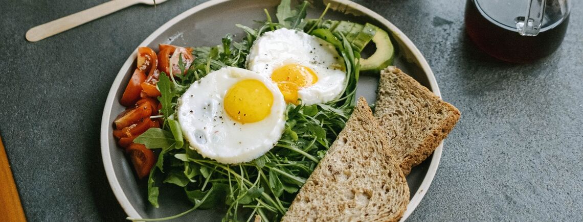 Як посмажити яйця без олії: корисні поради для здорового харчування 