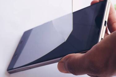 Захисна плівка чи скло: Що краще обрати для смартфону