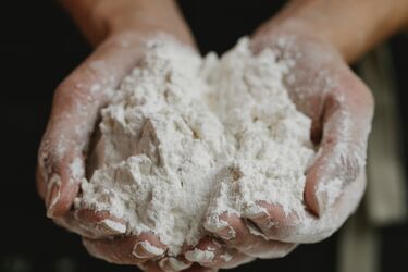 Де можна використовувати борошно, окрім кулінарії: 3 цікавих лайфхаки