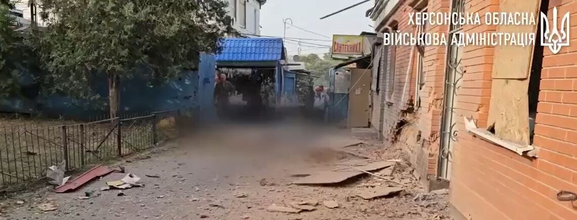 росія атакувала стихійний ринок та зупинку громадського транспорту у Херсоні, є загиблі та поранені (відео, фото)