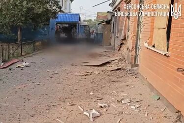 росія атакувала стихійний ринок та зупинку громадського транспорту у Херсоні, є загиблі та поранені (відео, фото)