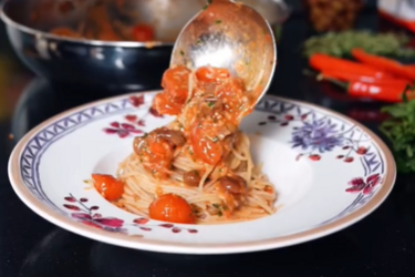 Pasta Puttanesca: quick cooking and bright rich taste!