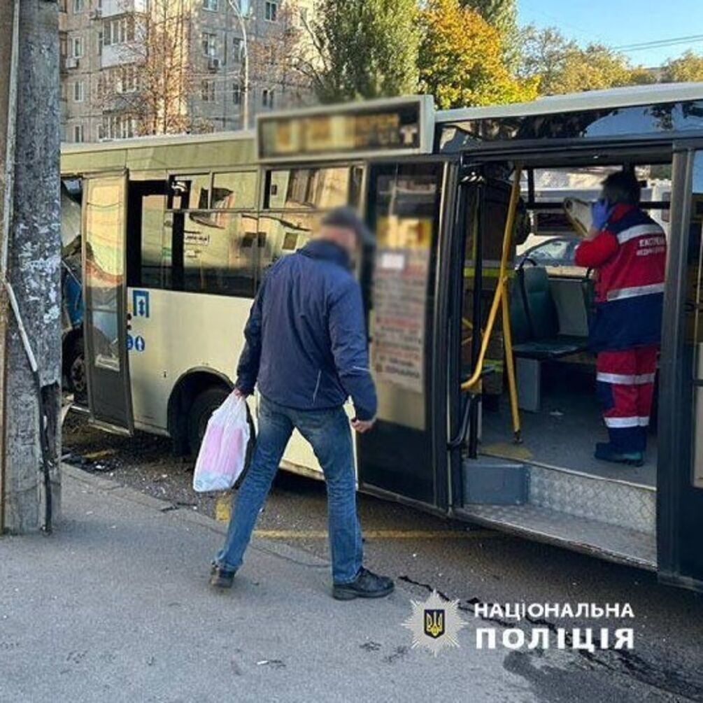 В Киеве 'Газель' врезалась в маршрутку на остановке: тяжелые пострадавшие (фото, видео)
