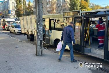 У Києві 'Газель' врізалась у маршрутку на зупинці: є важкі постраждалі (фото, відео)