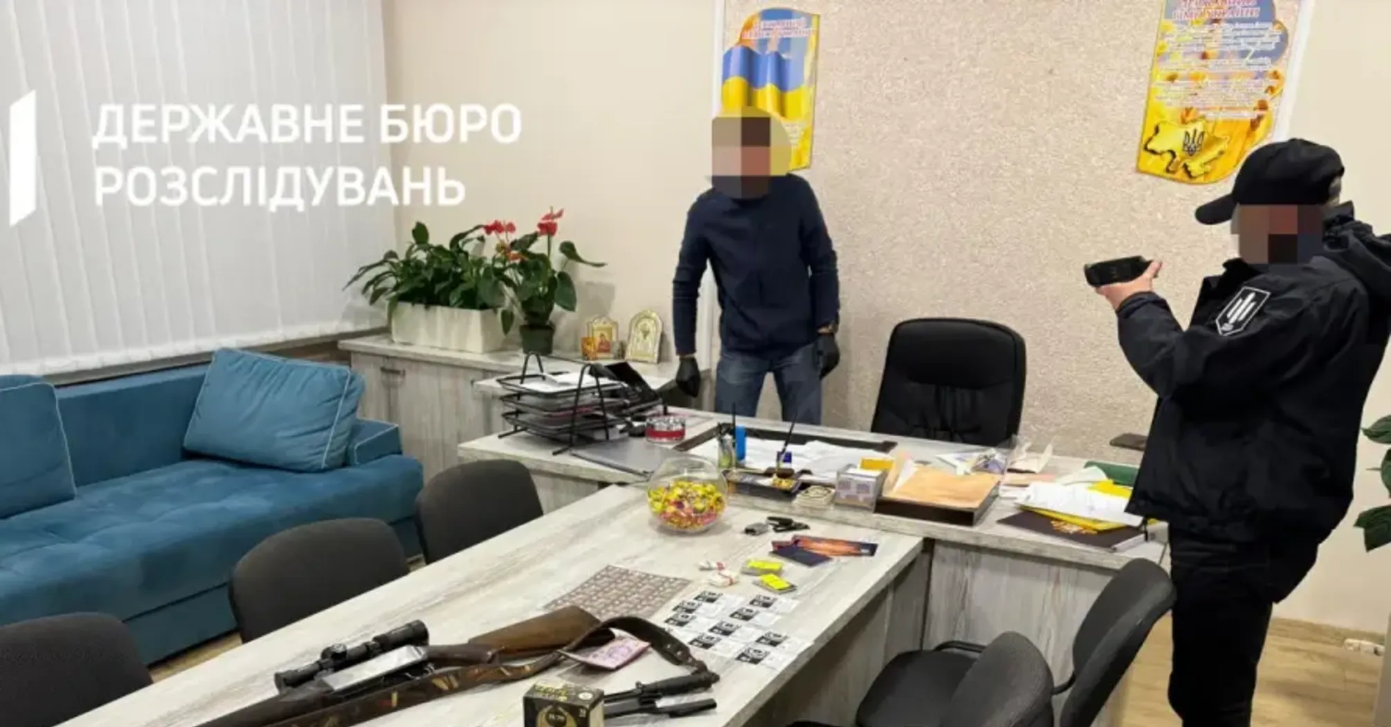 Вимагав кошти за відстрочку: ДБР викрило керівника Тернопільського РТЦК на хабарі (фото)   