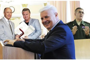 Миллионер не посторонился получить благотворительную материальную помощь. Как так?
