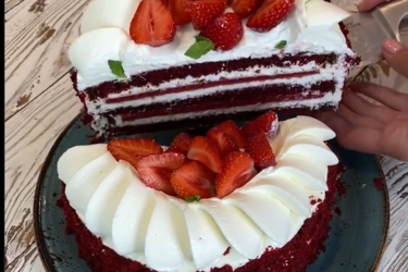 Торт 'Красный бархат': красивый бисквит, творожный крем и клубничная начинка