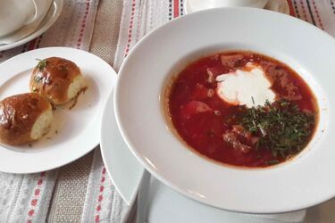 Одеський пісний червоний борщ із пампушками